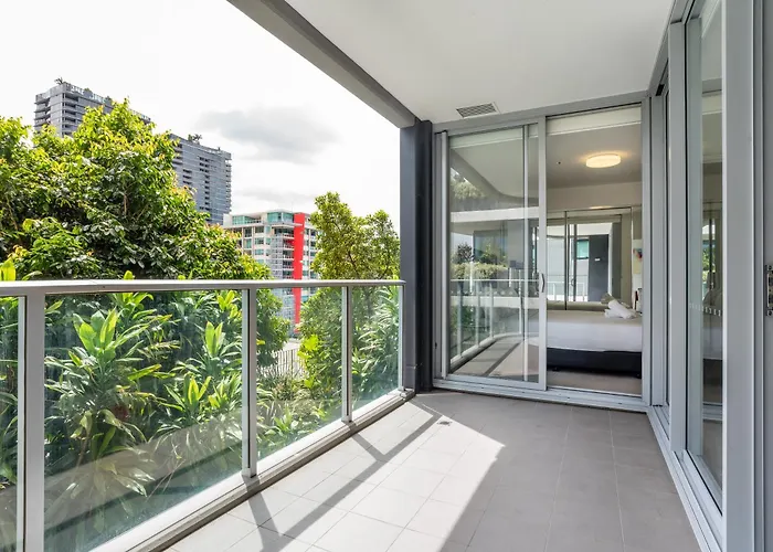 Modern 2 Bedroom Apartment With Parking South Brisbane