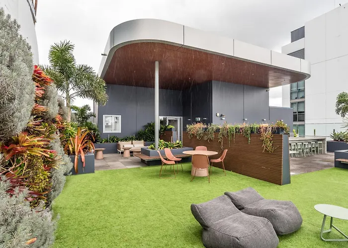 Modern 2 Bedroom Apartment With Parking South Brisbane