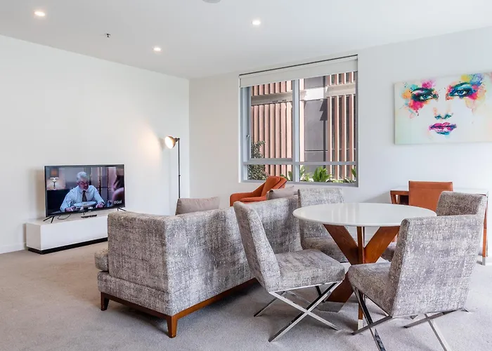 Modern 2 Bedroom Apartment With Parking South Brisbane