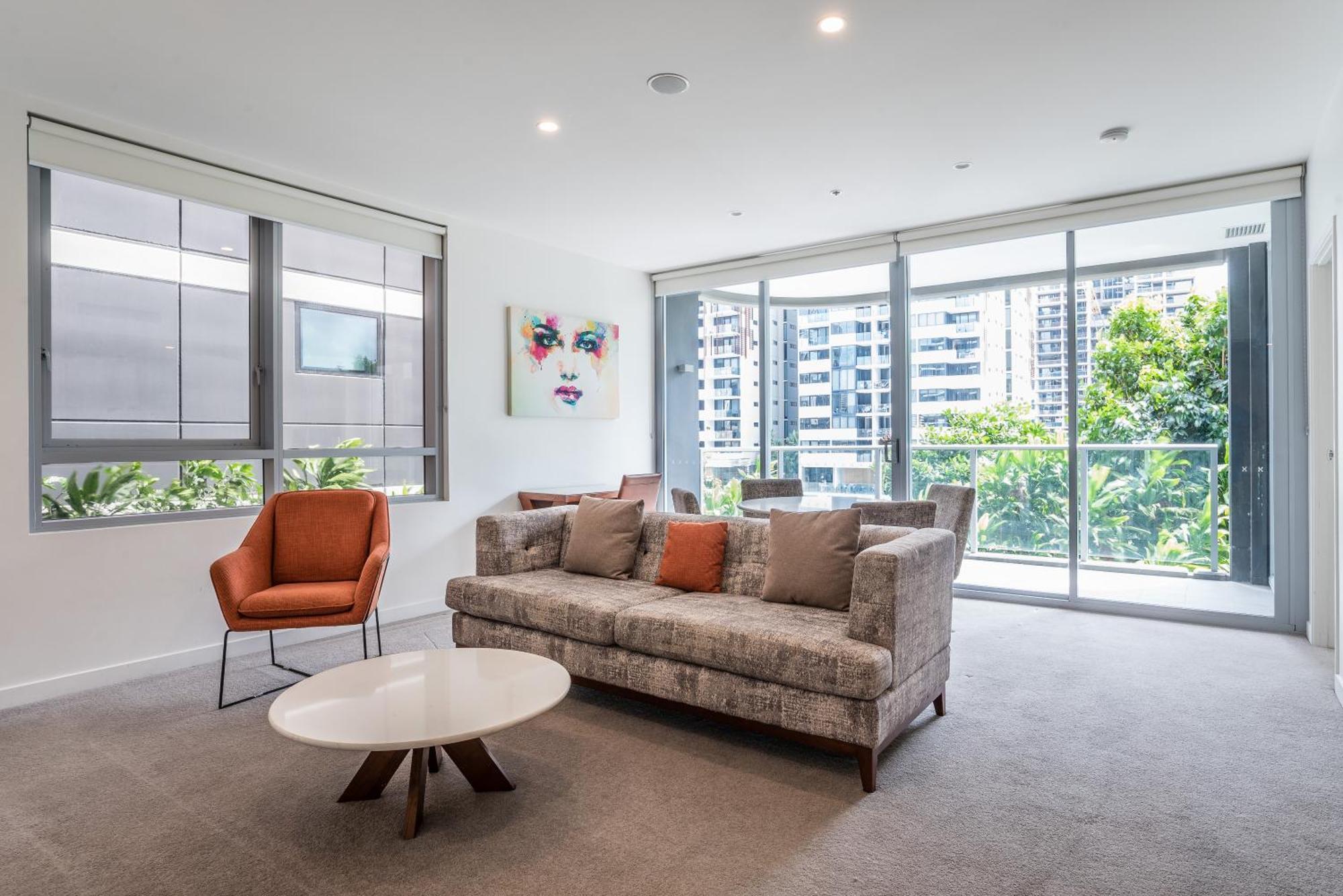 Modern 2 Bedroom With Parking South Apartment *
