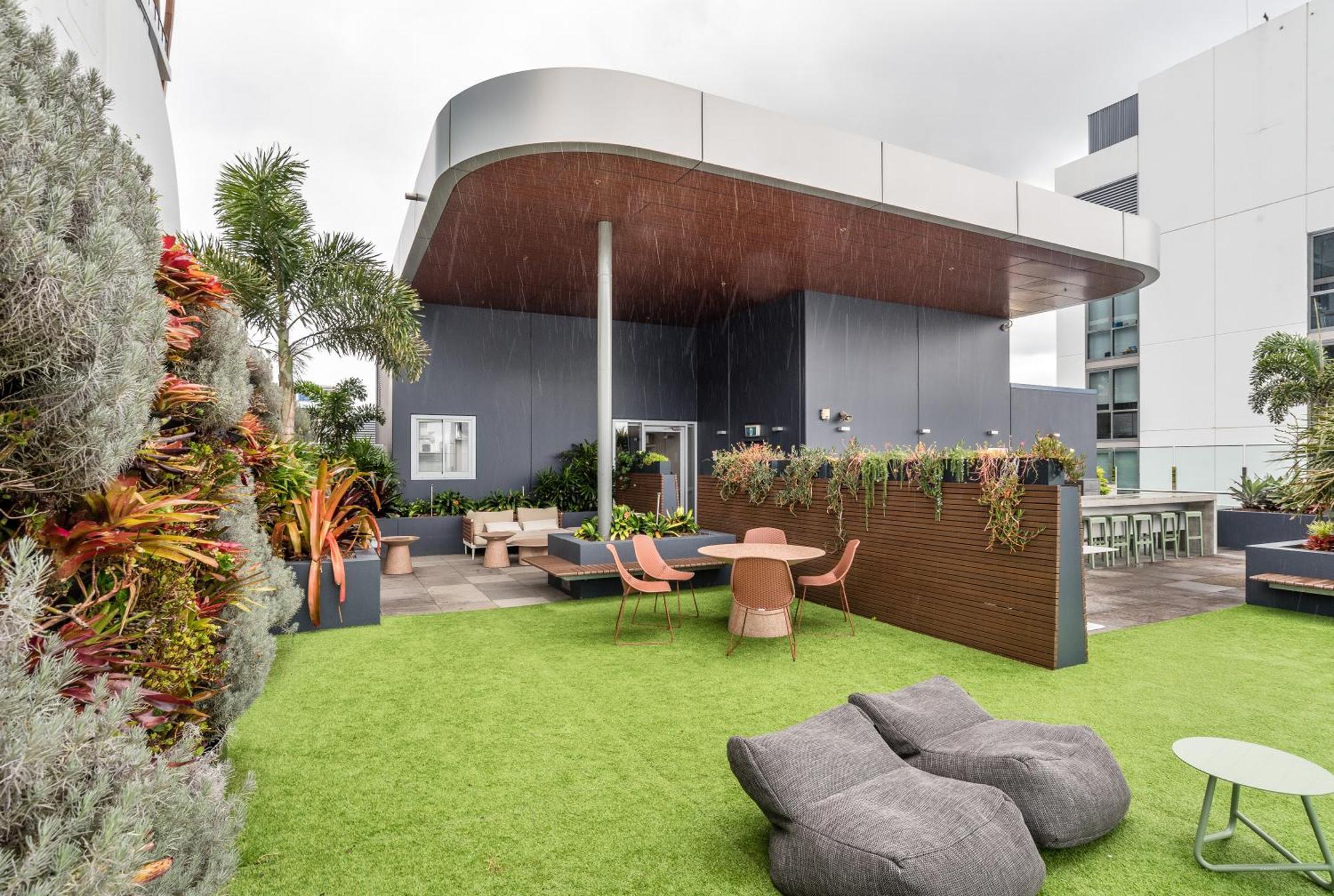 Modern 2 Bedroom With Parking South * Brisbane