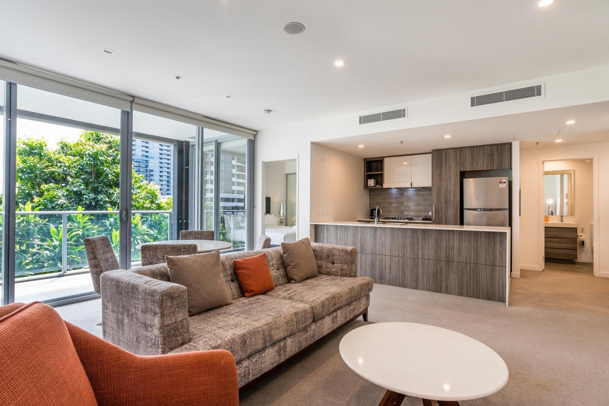 Modern 2 Bedroom With Parking South *