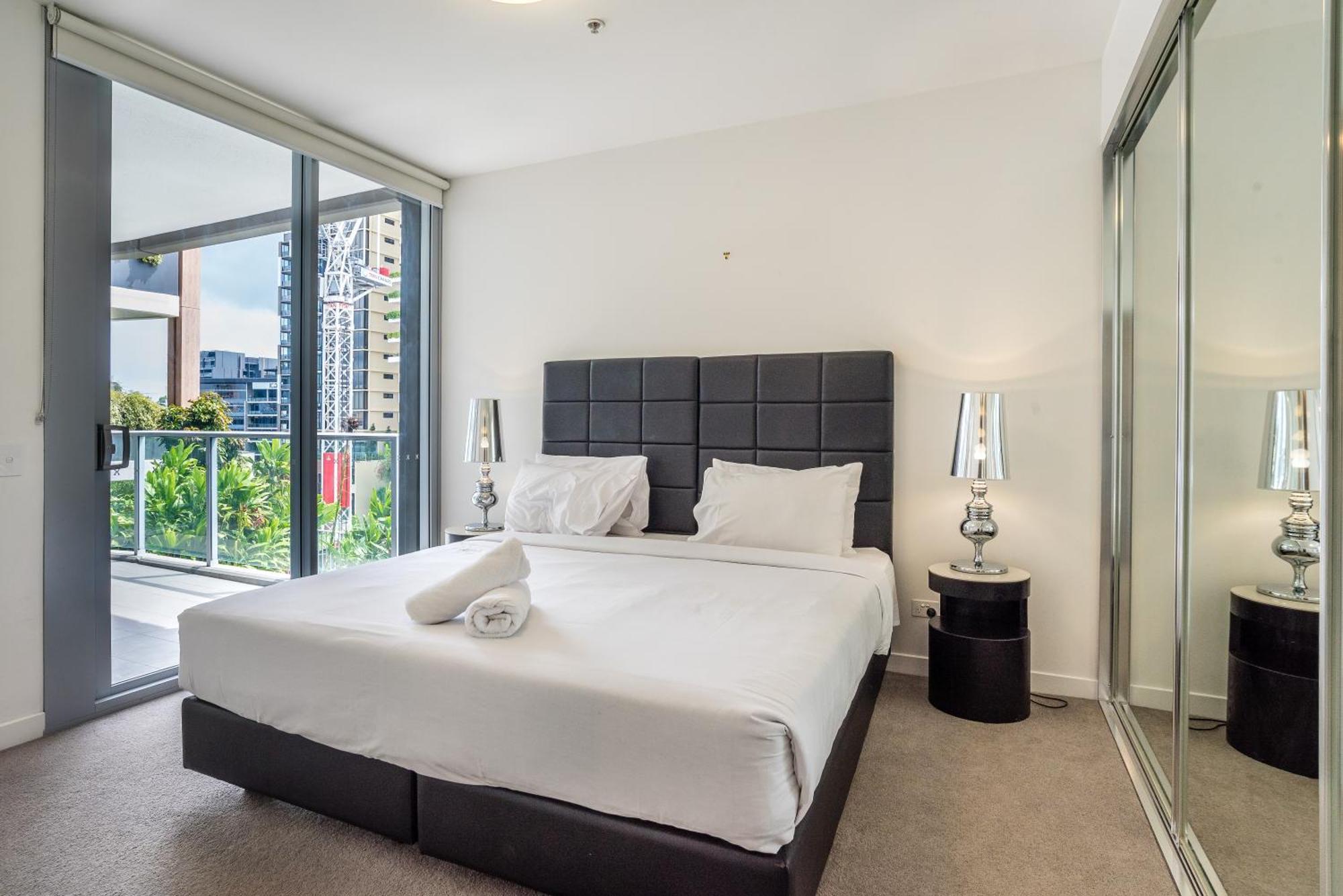 Modern 2 Bedroom With Parking South Brisbane