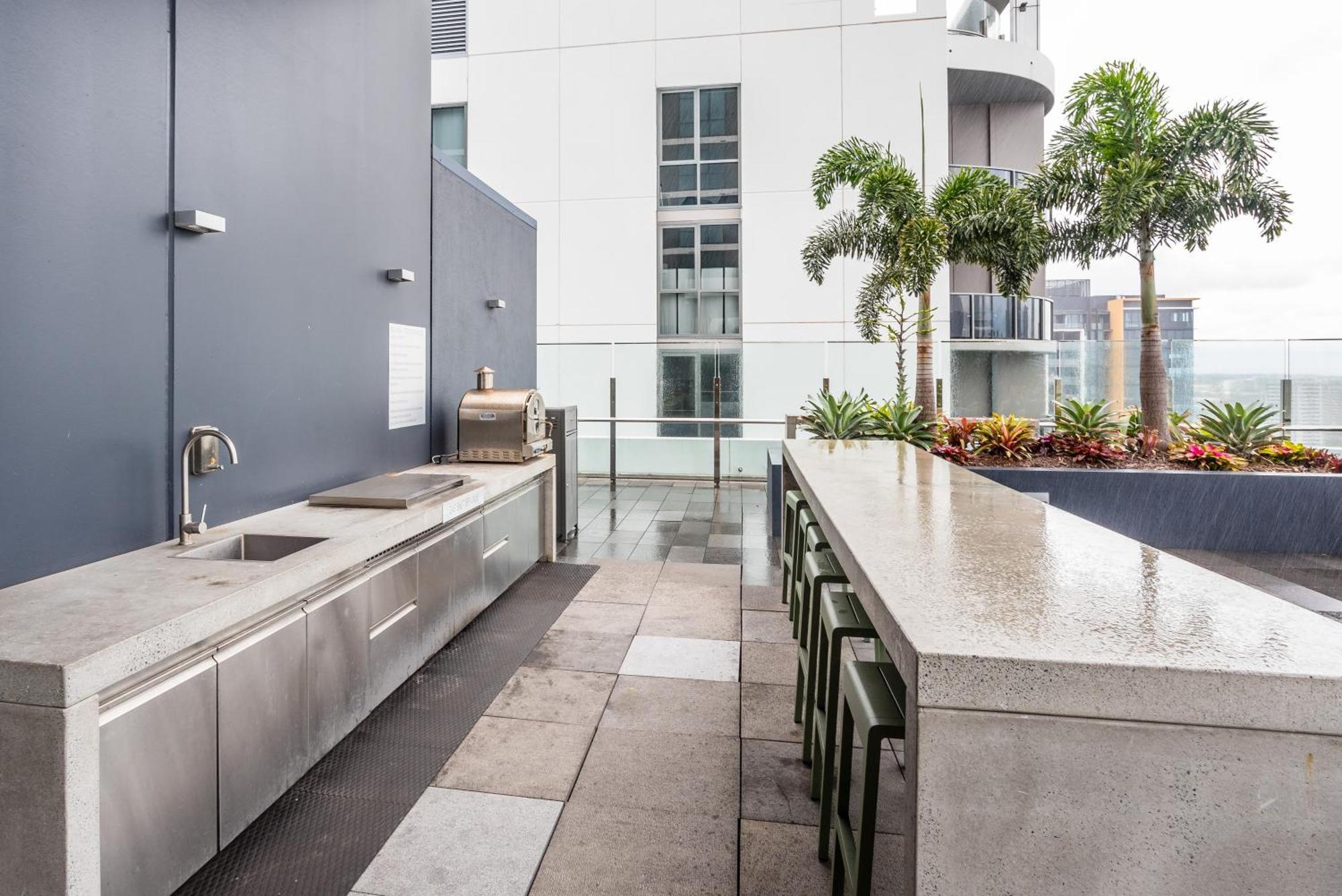 Modern 2 Bedroom With Parking South
