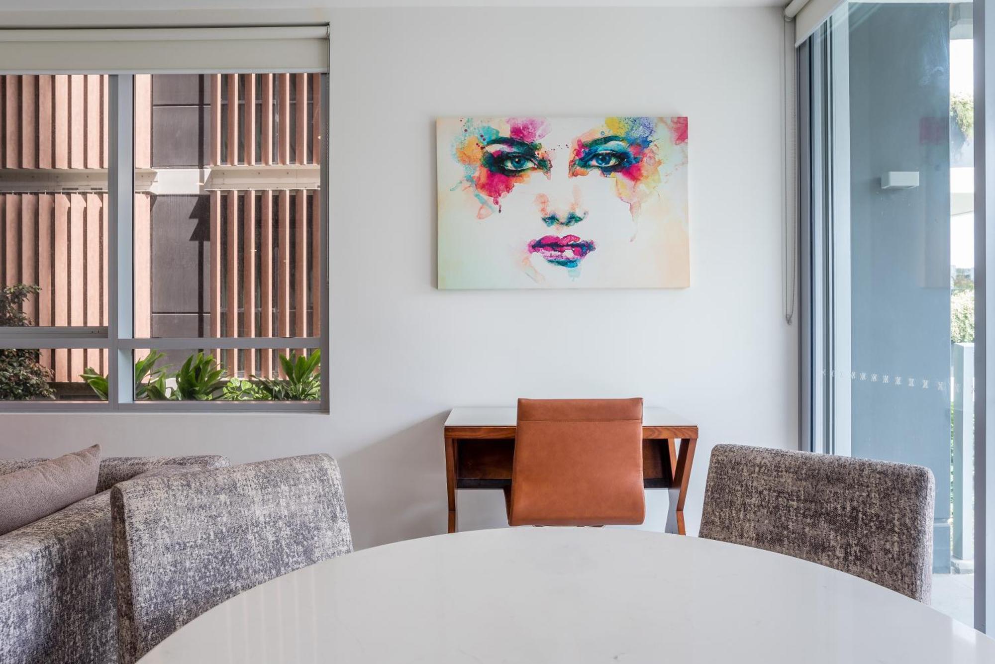 Apartment Modern 2 Bedroom With Parking South *