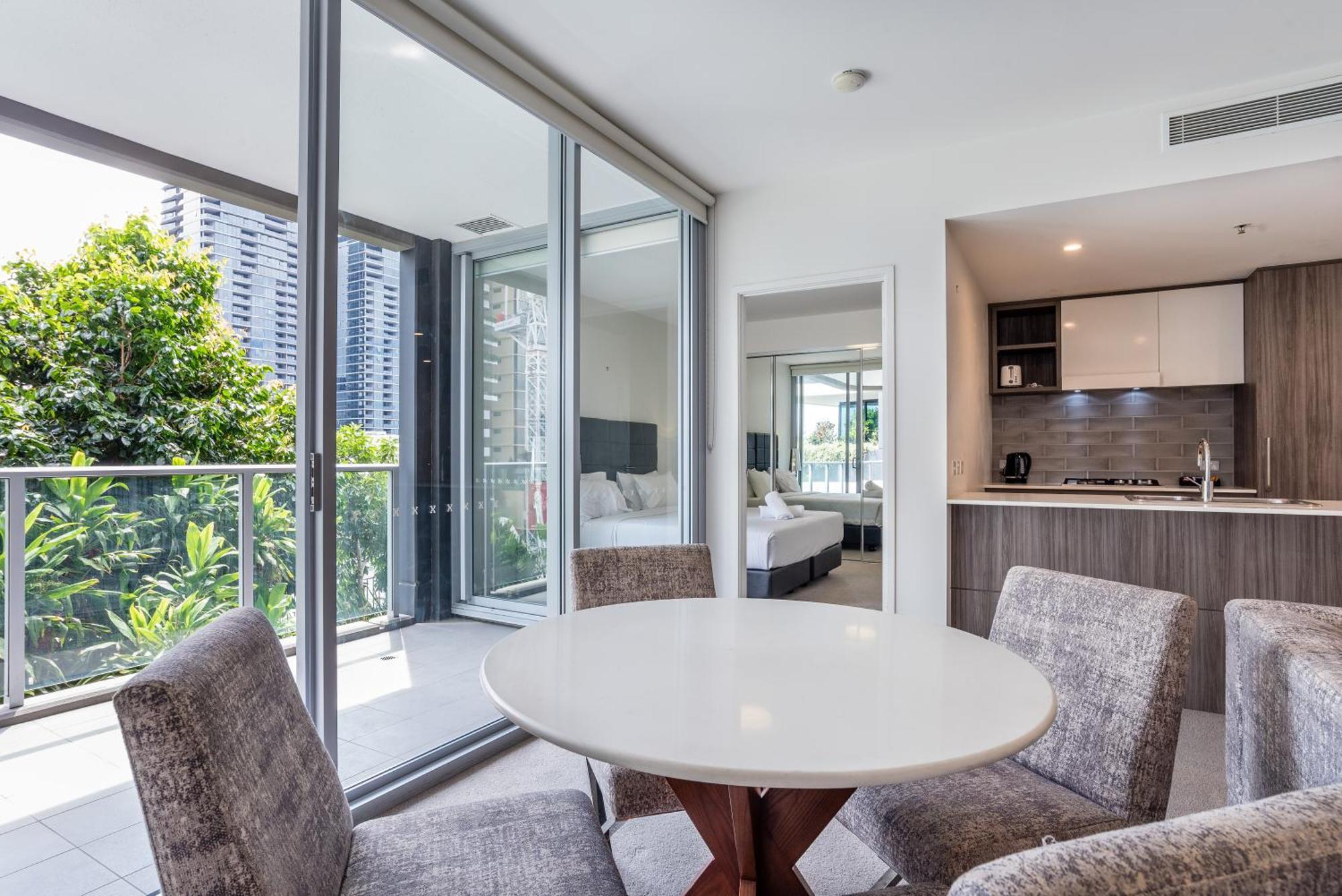 Modern 2 Bedroom With Parking South Apartment Brisbane