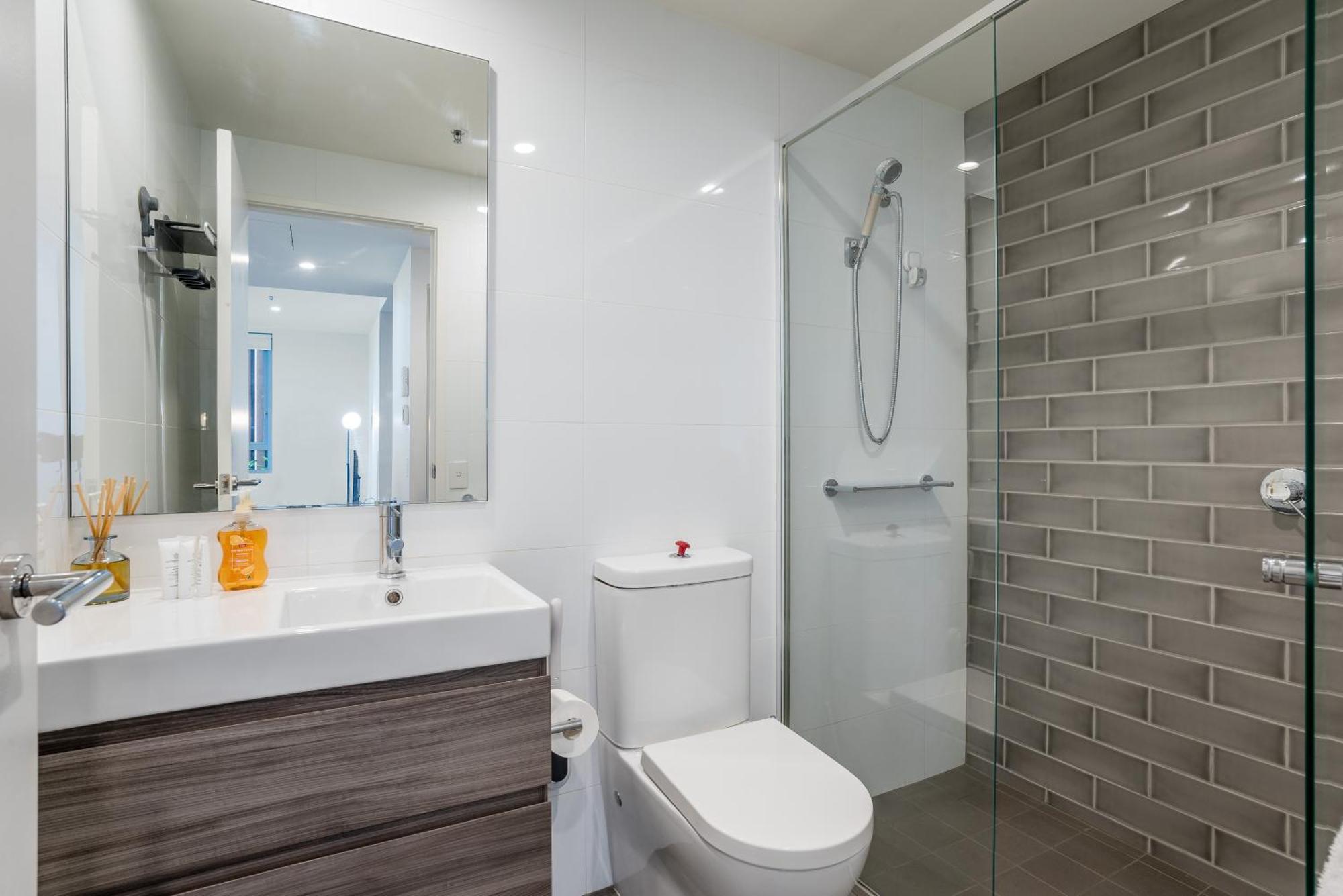 Modern 2 Bedroom With Parking South Apartment