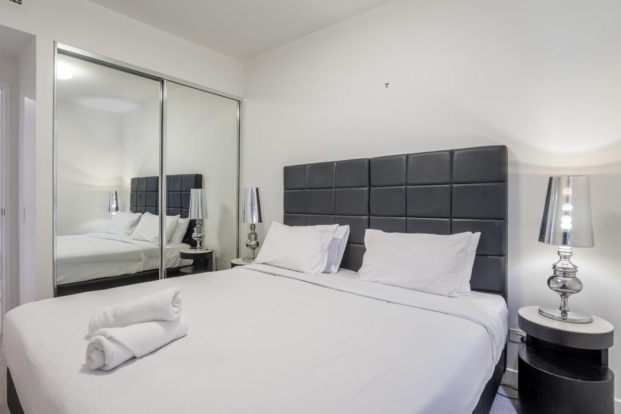 Apartment Modern 2 Bedroom With Parking South *