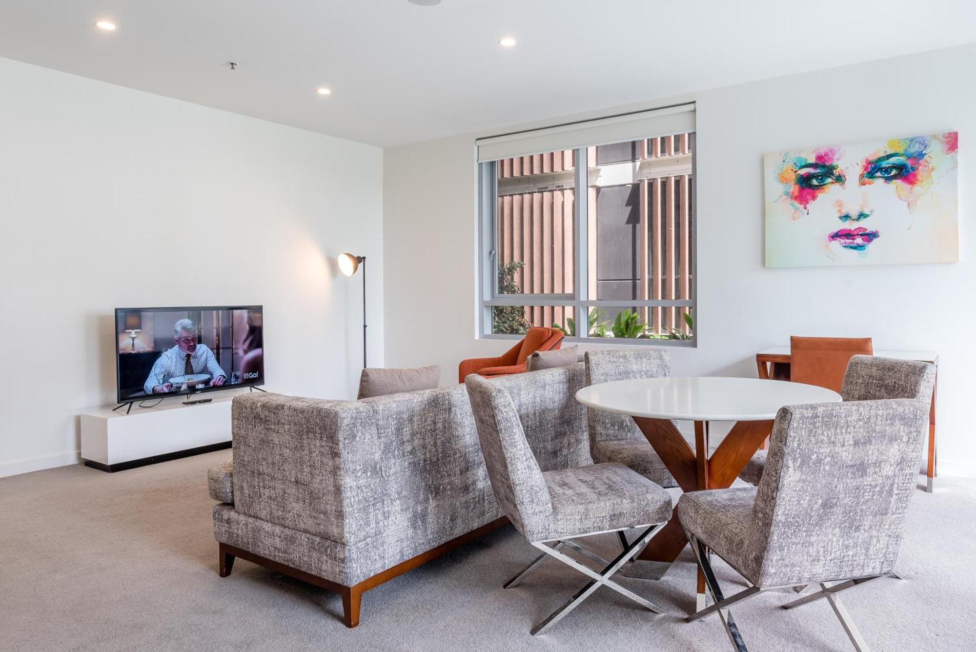 Modern 2 Bedroom With Parking South *