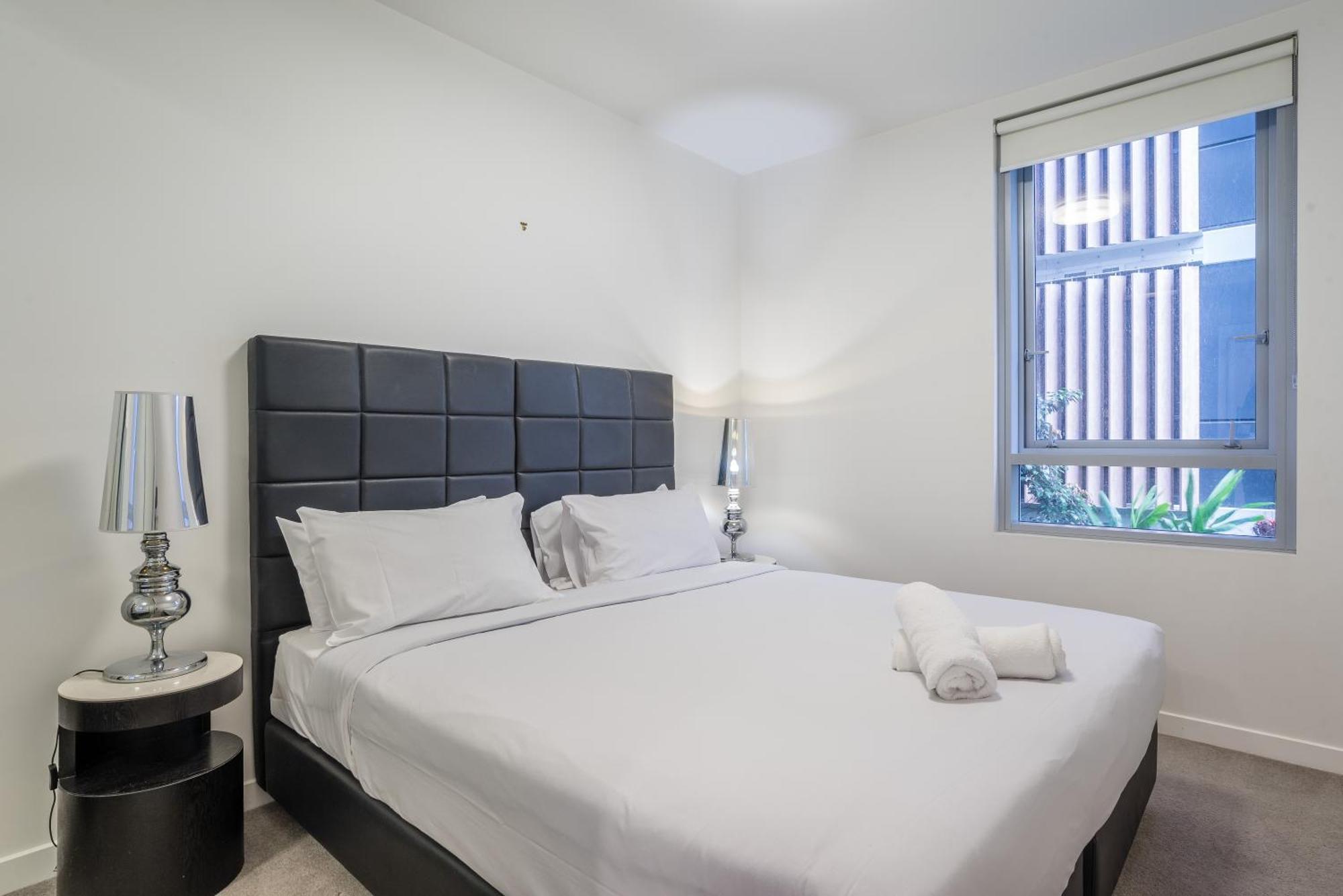 Modern 2 Bedroom With Parking South * Brisbane