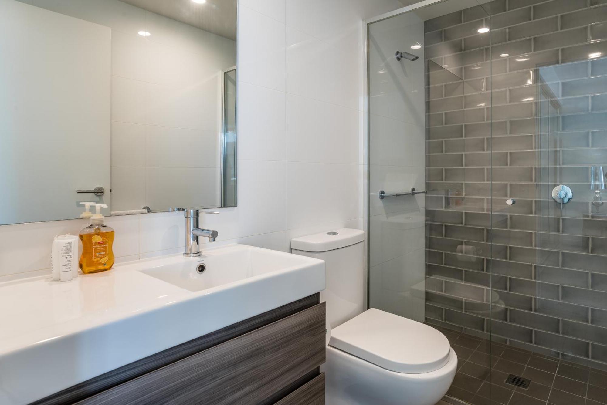 Modern 2 Bedroom With Parking South