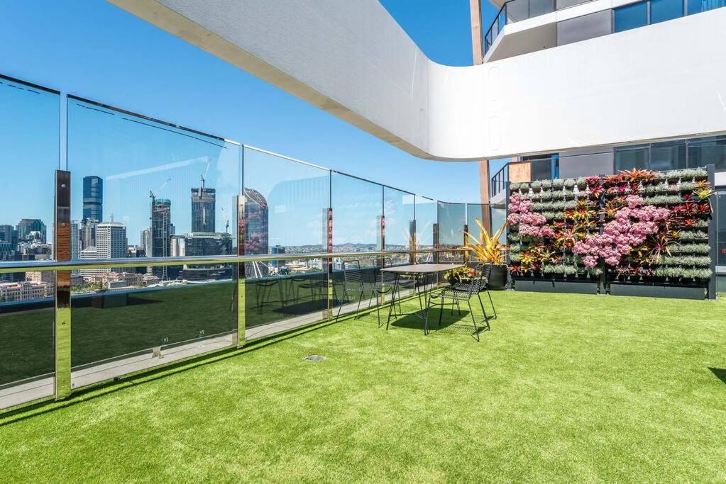 Modern 2 Bedroom With Parking South Apartment *