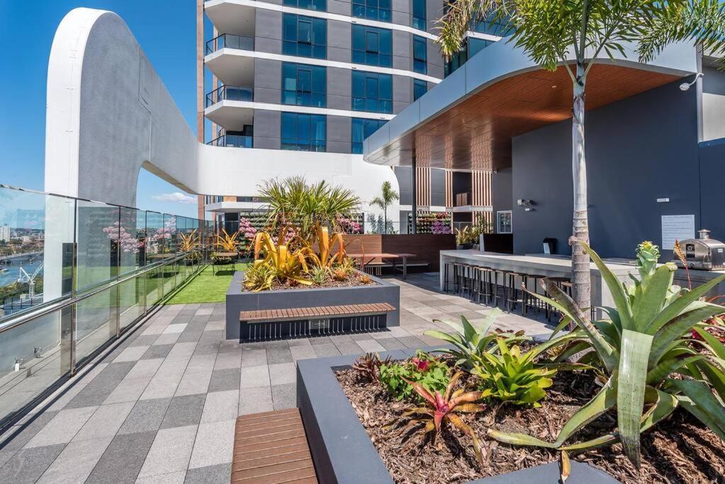 Modern 2 Bedroom With Parking South Apartment Brisbane