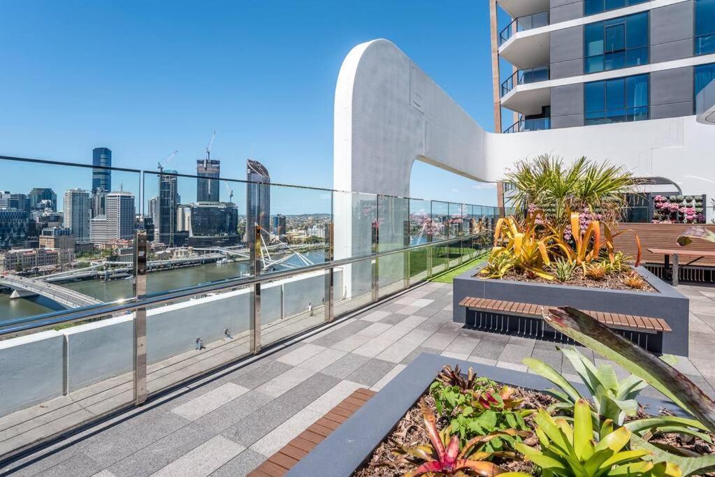 Apartment Modern 2 Bedroom With Parking South *