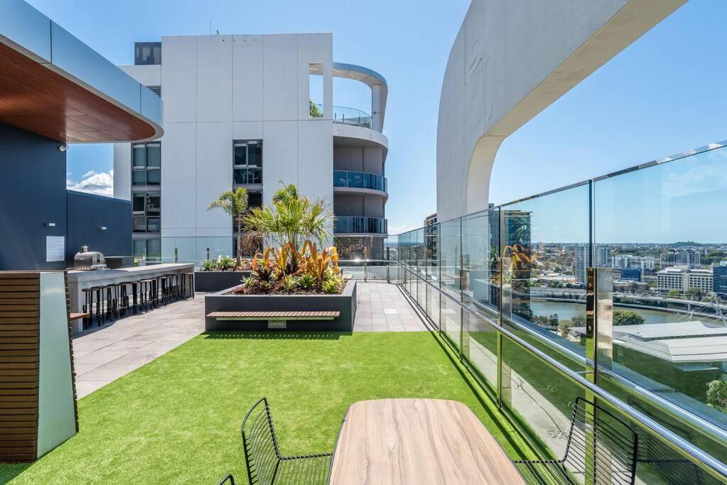 Modern 2 Bedroom With Parking South Apartment